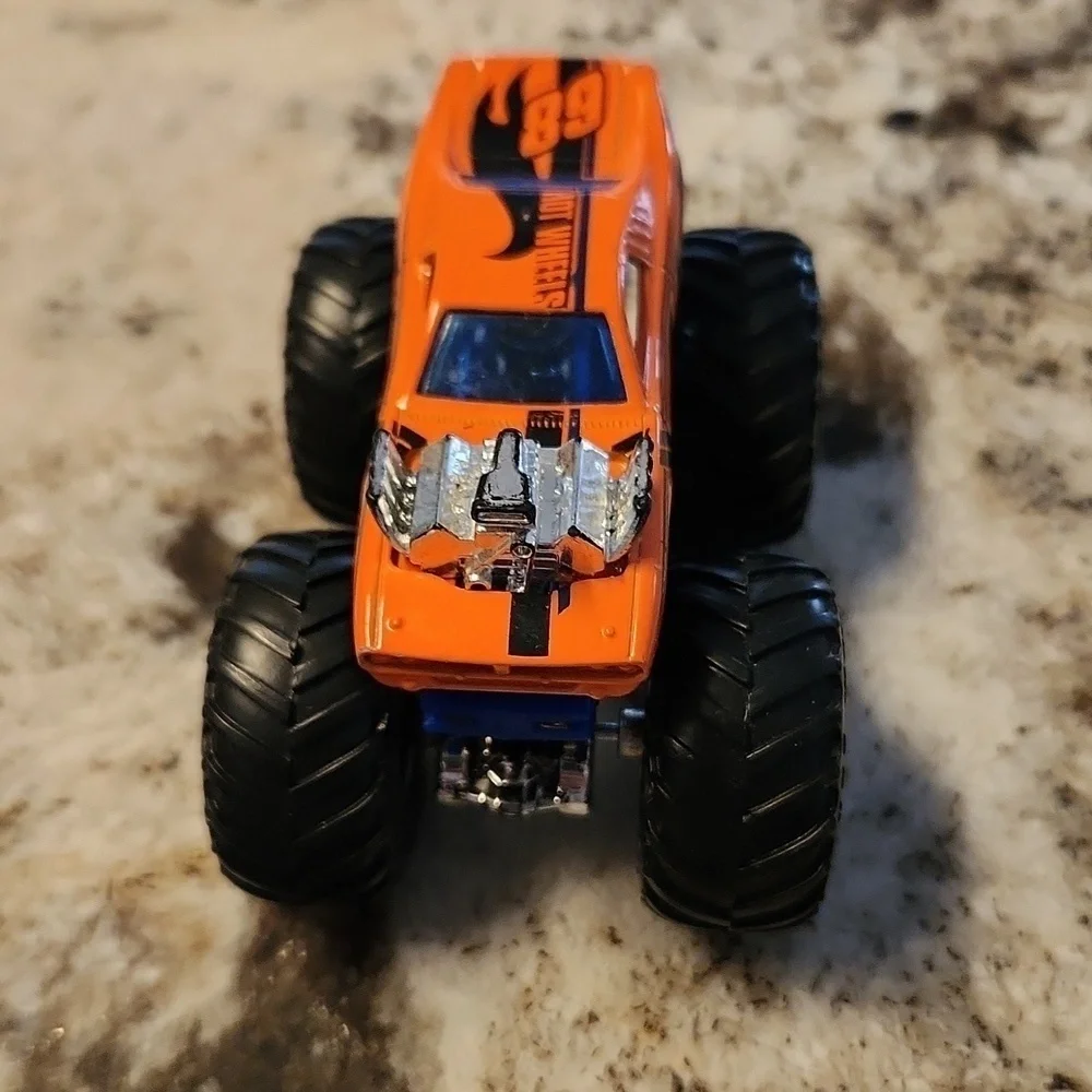 Hot Wheels Monster Jam `68 Dodge Challenger MONSTER TRUCK MATTEL 1/64 Diecast